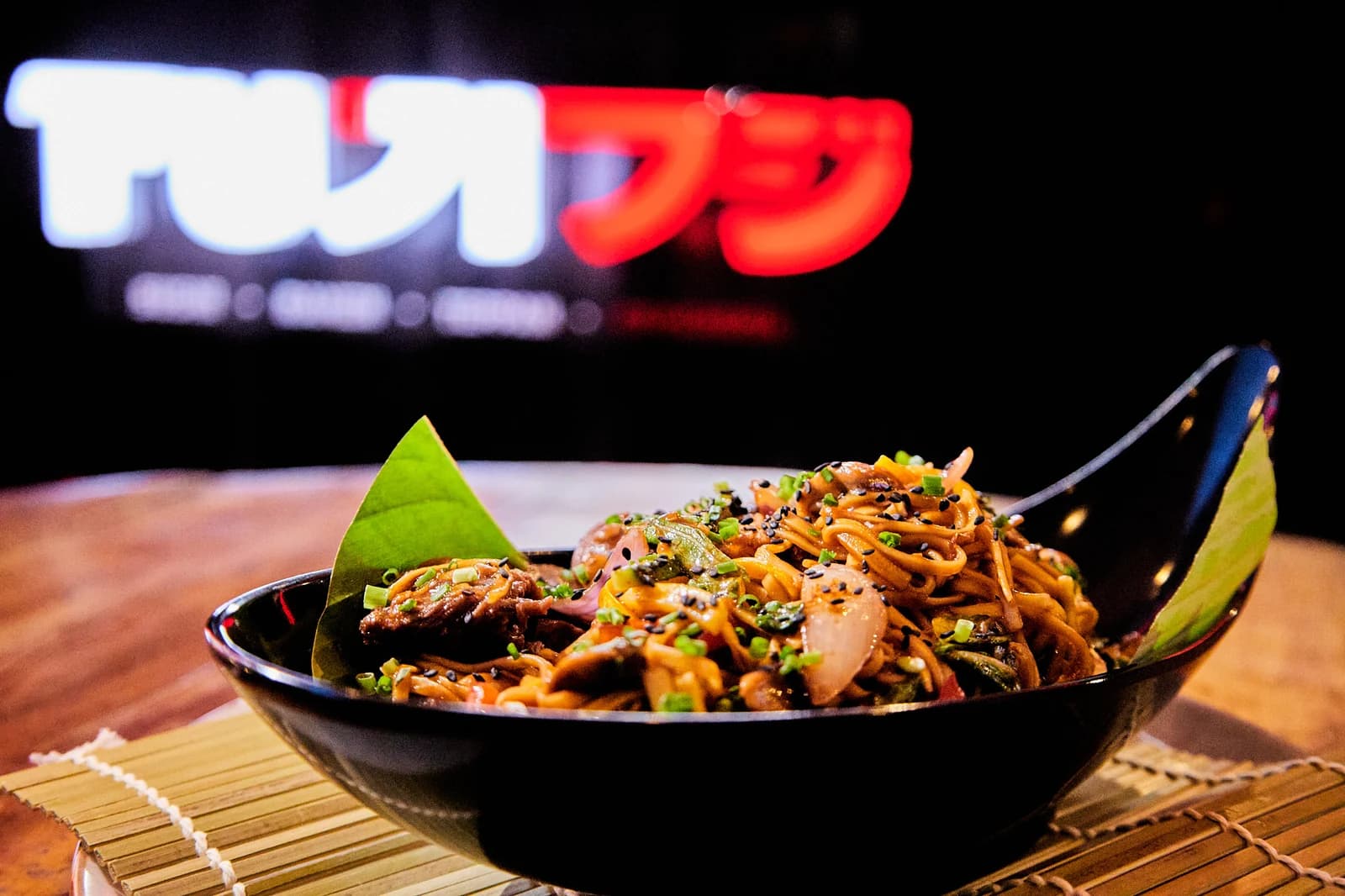 Yakisoba de FUJI con vegetales, servido en un bowl negro